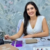 السيدة القاسمي إسلام أخصائية في الآلات السمعية