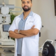 الدكتور الخليفة ياسين زكرياء أخصائي طب العيون
