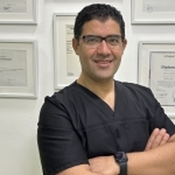 Dr Oueslati Larbi Diş hekimi