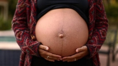 ما سبب ظهور خط داكن على بطن الحامل؟