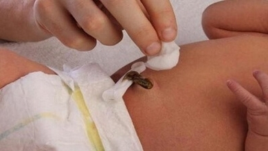 6 أخطاء شائعة تجنبيها خلال تنظيف سرة رضيعك